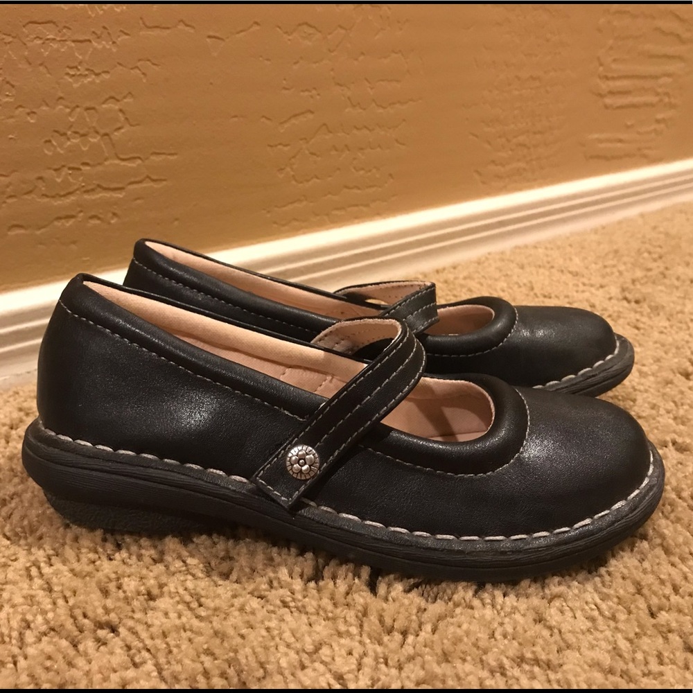 Adorable pair of black flats